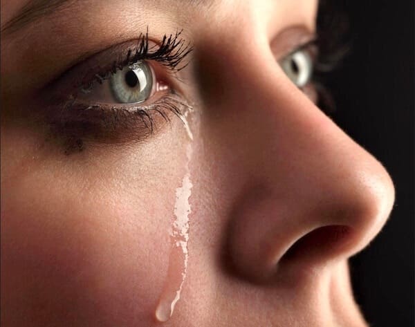 Почему слезы текут просто так: раскрываем причины